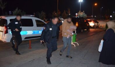 Aksaray'da eşini bıçaklayan koca 7 aylık bebeğiyle gözaltına alındı
